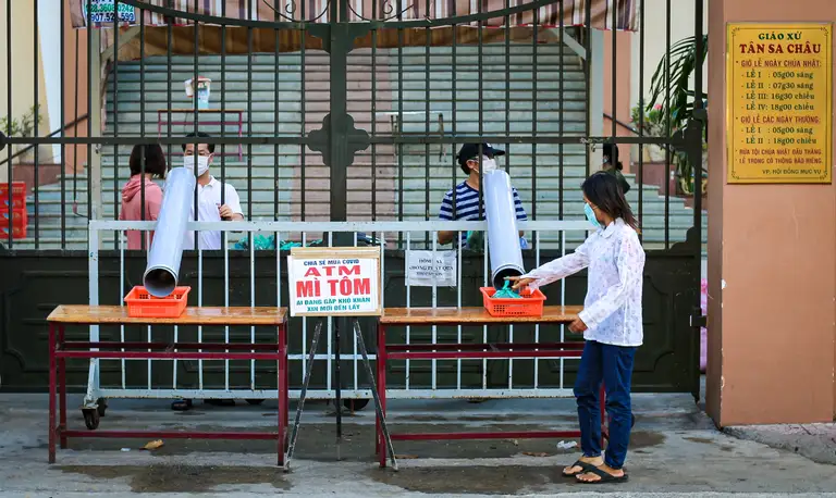 Chính trong khoảnh khắc đen tối nhất, tình người lại bừng sáng hơn bao giờ hết. Các ATM 0 đồng "mọc" khắp nơi, rồi hàng ngàn nhân viên y tế chi viện từ muôn phương, các đội quân y cùng những chuyến xe chở bình oxy khẩn cấp đã không quản hiểm nguy lao thẳng vào tâm dịch để cứu người - Ảnh: CHÂU TUẤN