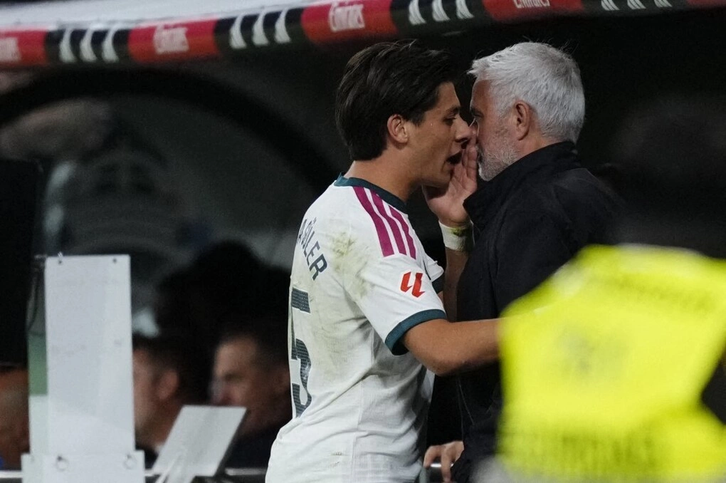 Jose Mourinho và Arda Guler trao đổi trong trận Real thắng Sevilla trên sân Bernabeu, Madrid ngày 18/10/2026. Ảnh: AFP