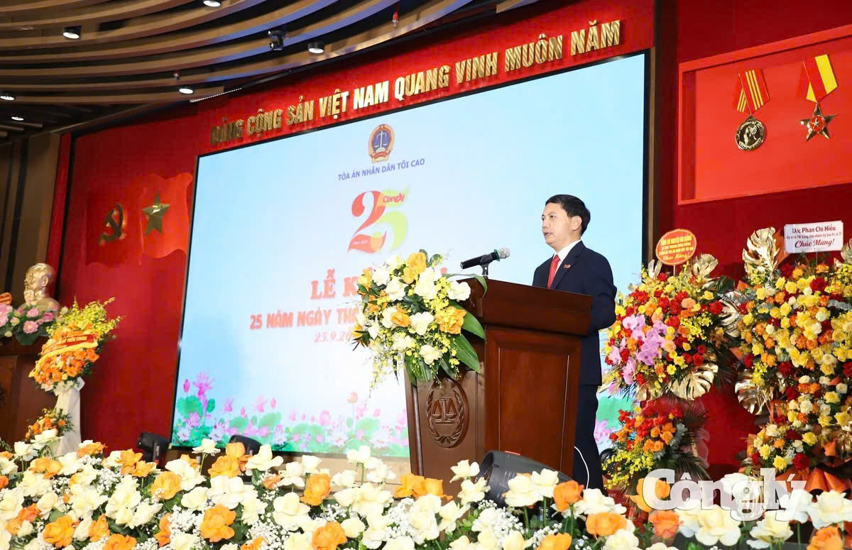 Tổng Biên tập Trần Đức Vinh trình bày diễn văn.