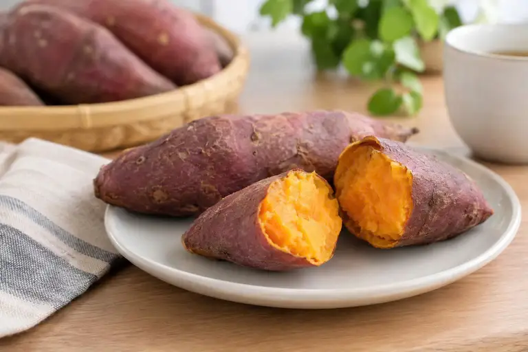 Khoai lang giàu chất xơ, vitamin và khoáng chất, có thể dùng trong nhiều bữa ăn