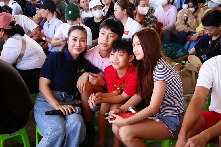 3 người con của Ốc Thanh Vân cùng mẹ tham gia chương trình. Trong đó, anh trai cả khiến nhiều người bất ngờ vì ngoại hình cao lớn ở tuổi 15
