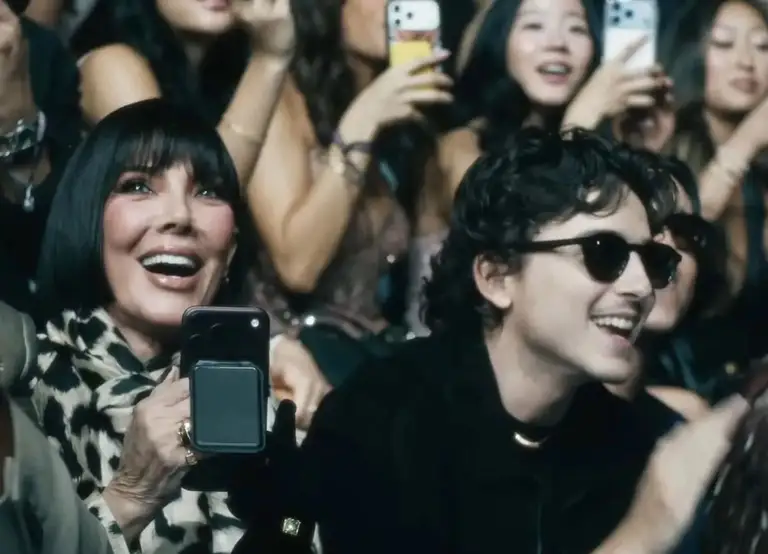 Mẹ của Kylie Jenner là Kris Jenner, cùng bạn trai Timothée Chalamet cũng có mặt cổ vũ từ hàng ghế đầu - Ảnh: Victoria’s Secret
