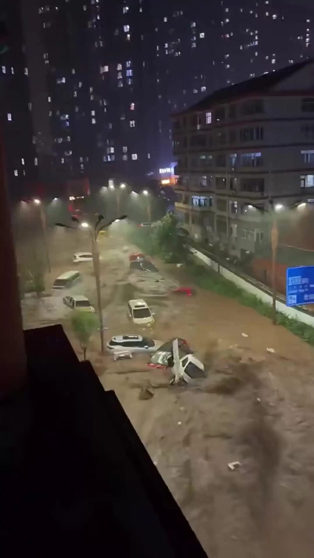 Nước lũ cuốn trôi ôtô trên đường phố Khoan Thành, tỉnh Hà Bắc, sau các cơn mưa lớn do ảnh hưởng từ bão Bavi. Video: X/@WeatherMonitors