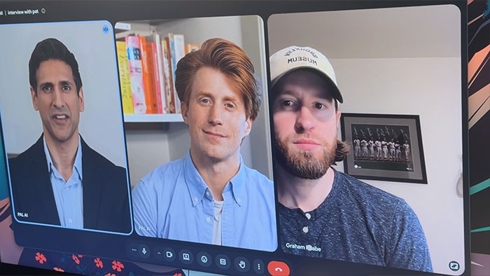 Graham (ngoài cùng bên phải) trong cuộc trả lời phỏng vấn với AI tuyển dụng Pat (ở giữa) thông qua AI đại diện Victor (ngoài cùng bên trái)