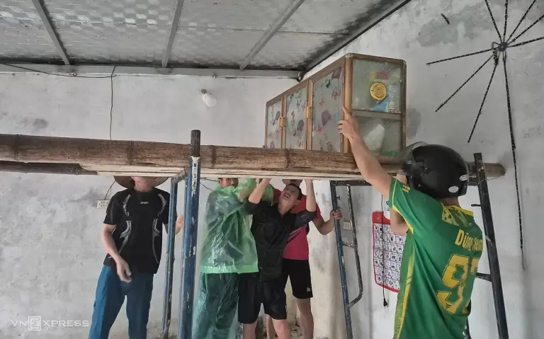Người dân xã Xuân Mai kê đồ đạc chạy lũ. Ảnh: Gia Chính