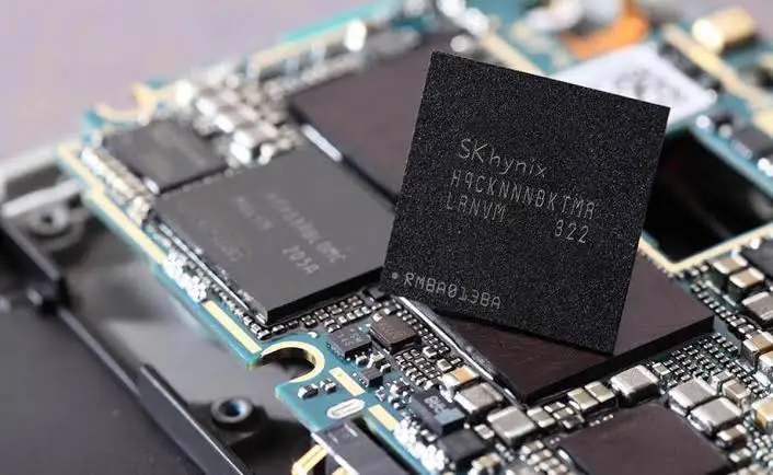 Chip nhớ của SK hynix gắn trên bo mạch một thiết bị điện tử. Hãng dự báo nhu cầu của khách hàng vẫn vượt quá năng lực cung ứng kể cả sau năm 2030.