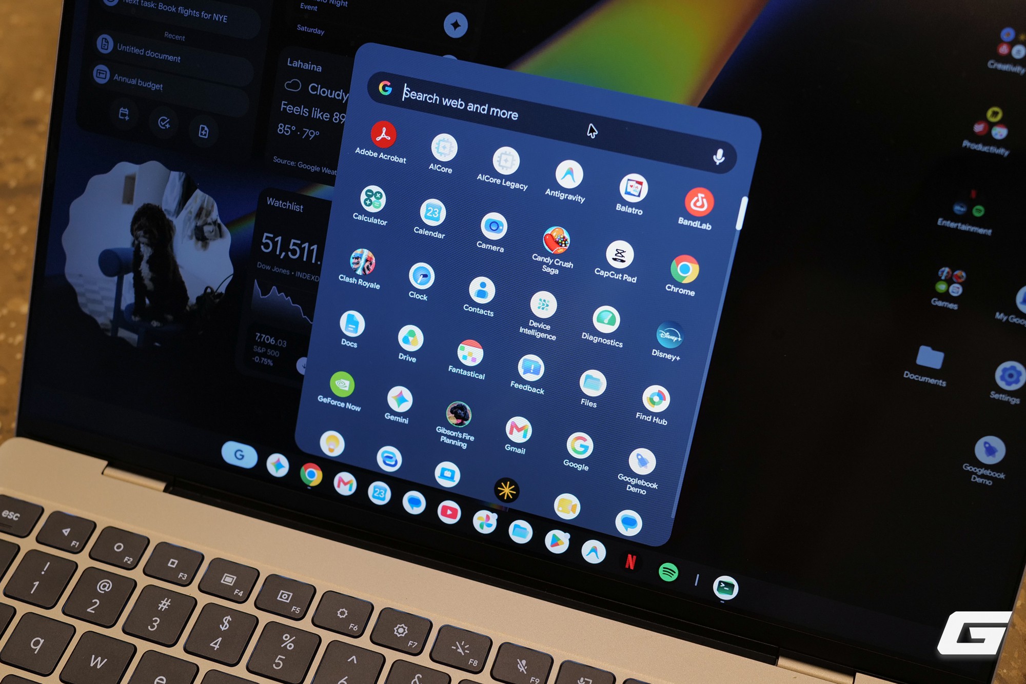Dùng hệ điều hành của Google, nên các ứng dụng như Gemini, Gmail, Drive, ... được đưa ra ngay màn hình chính. Ảnh Tuấn Lê