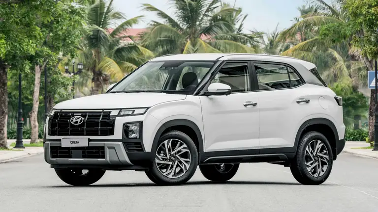 Đại diện duy nhất của các thương hiệu xe Hàn Quốc góp mặt trong danh sách này. Sau nửa đầu năm 2026, doanh số Hyundai Creta đạt 4.671 xe, tăng 1.508 xe so với tháng trước đó. Kết quả này một phần đến từ nỗ lực làm mới mẫu mã sản phẩm cũng như liên tục áp dụng chương trình ưu đãi, giảm giá từ phía nhà phân phối. Hyundai Creta là mẫu xe thuộc phân khúc Crossover hạng B, do Hyundai Thành Công Việt Nam (HTV) lắp ráp, phân phối với giá bán từ 599 - 715 triệu đồng