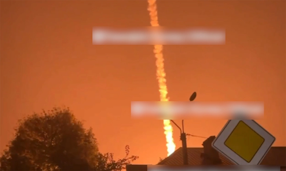 Khoảnh khắc được cho là tên lửa Nga lao xuống Kiev, Ukraine ngày 7/10. Video: X/AMK Mapping