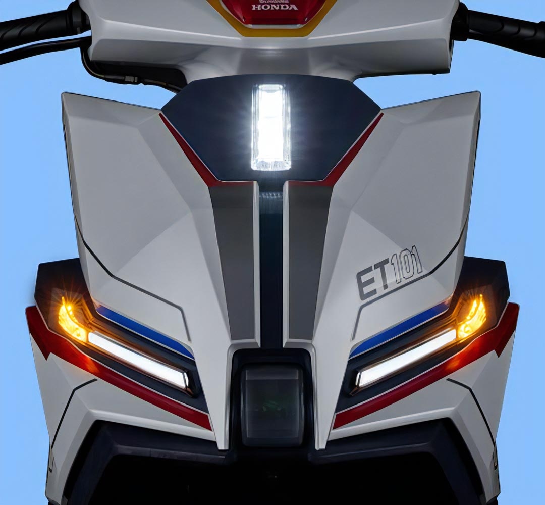 Ngoại hình mô phỏng cỗ máy chiến đấu ZGMF-X10A Freedom Gundam của nhân vật Kira Yamato trong phim Mobile Suit Gundam SEED, nổi bật với ba tông màu trắng, xanh, đỏ, họa tiết đôi cánh và ký hiệu ET101 của tàu Eternal.