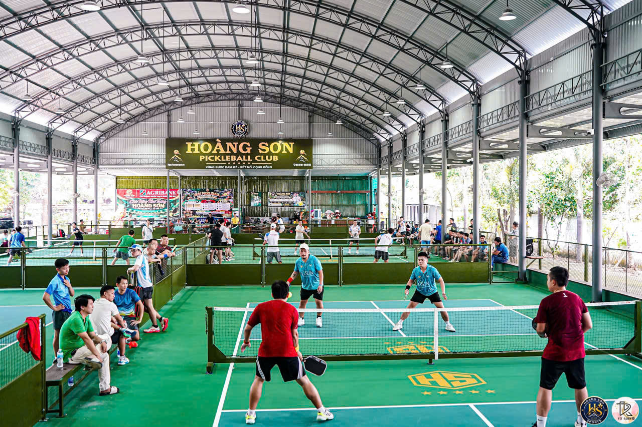 Các VD9V ấn tượng với không gian thoáng đãng của cụm 5 sân mái vòm của Hoàng Sơn Pickleball Club