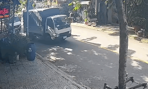 Xe tải quay đầu đâm ngã người đi xe máy