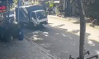 Xe tải quay đầu đâm ngã người đi xe máy