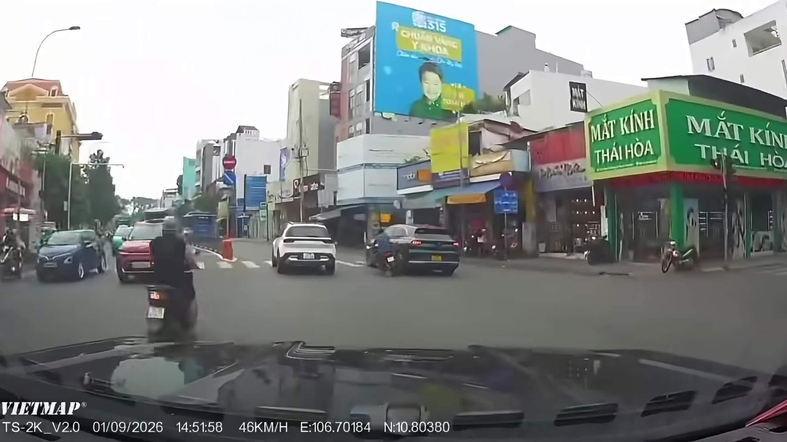 Tình huống tương tự, vượt lên từ bên phải, chiếc xe taxi hất ngã một người đi xe máy rồi bỏ đi hôm 1/9 tại Đinh Bộ Lĩnh, TP HCM. Video: Nguyễn Văn Kiên