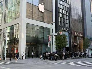 Nhiều người được cho là xếp hàng trước cửa hàng Apple ở Ginza (Nhật Bản) chờ mua iPhone Duo. Ảnh: X/ThunderVolt