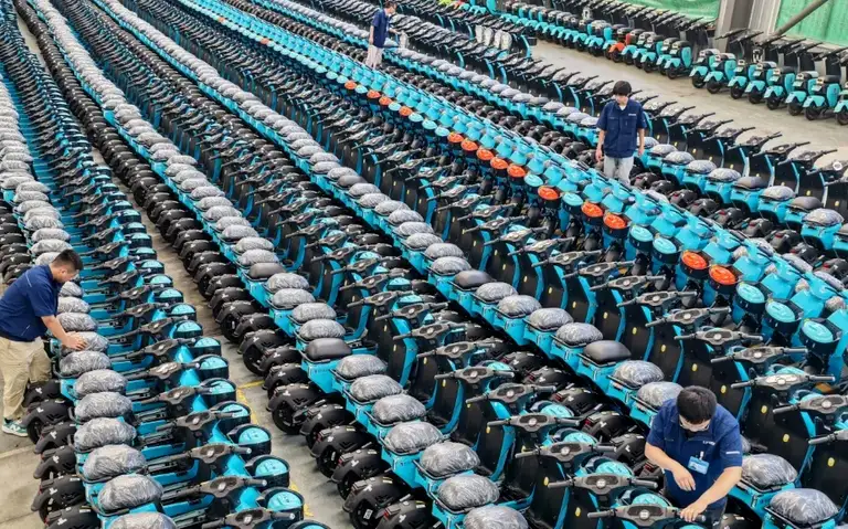 Xe vận hành bằng tế bào nhiên liệu hydro nhỏ, chỉ mang 100 gram hydro thể rắn nhưng cho phạm vi di chuyển gần 100 km, gấp đôi xe chạy pin lithium thông thường.