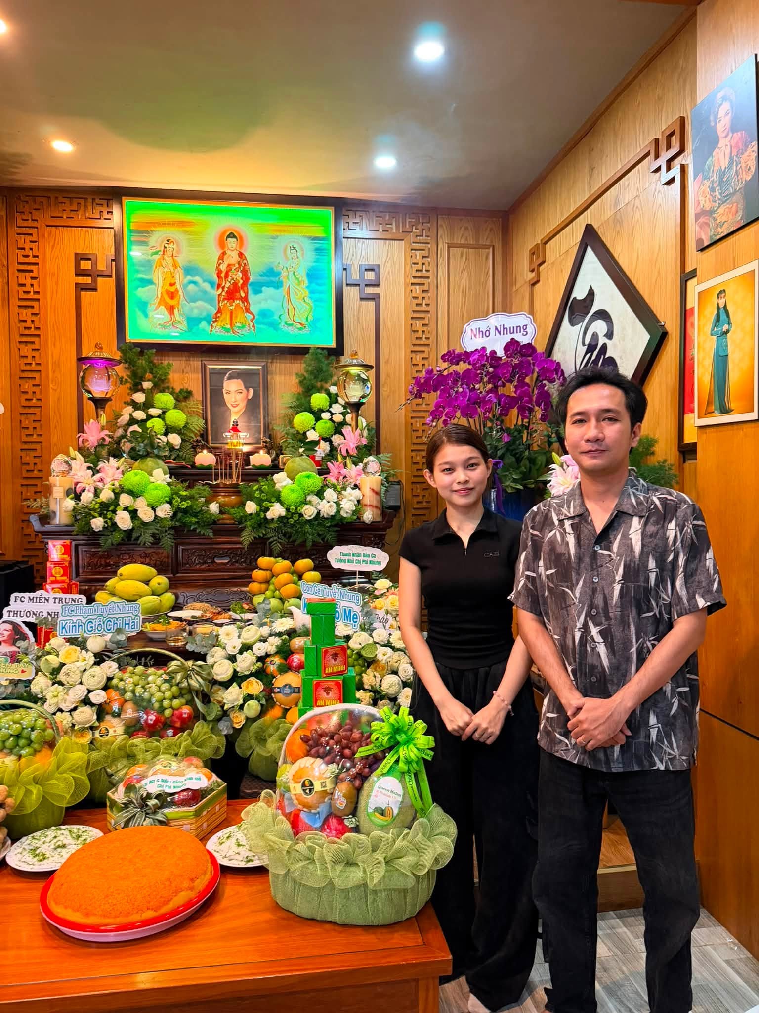 Tuyết Nhung đến thắp hương cho mẹ nuôi