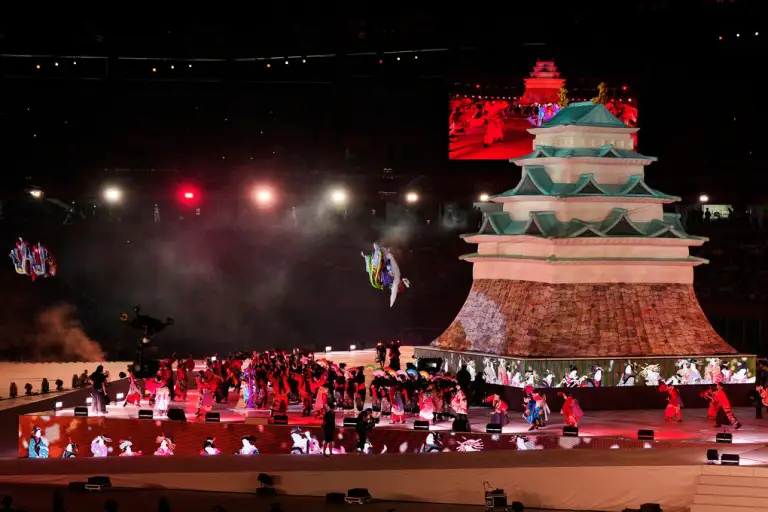 Các vũ công biểu diễn bên cạnh thành Nagoya thu nhỏ trong lễ khai mạc ASIAD tại Nagoya, Nhật Bản, ngày 19/9/2026. Ảnh: AP