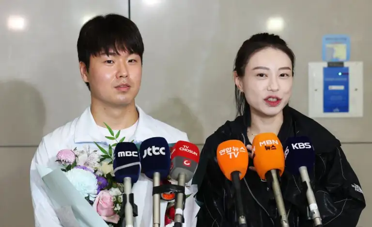 Xạ thủ Hàn Quốc Lee Gun-hyeok (trái) và vợ Kim Ye-ji trả lời phỏng vấn tại sân bay quốc tế Incheon, Hàn Quốc ngày 2/10/2026. Ảnh: News1