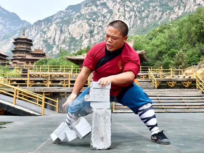 Võ sĩ xuất thân Thiếu Lâm chiếm ưu thế - Ảnh: BAIDU