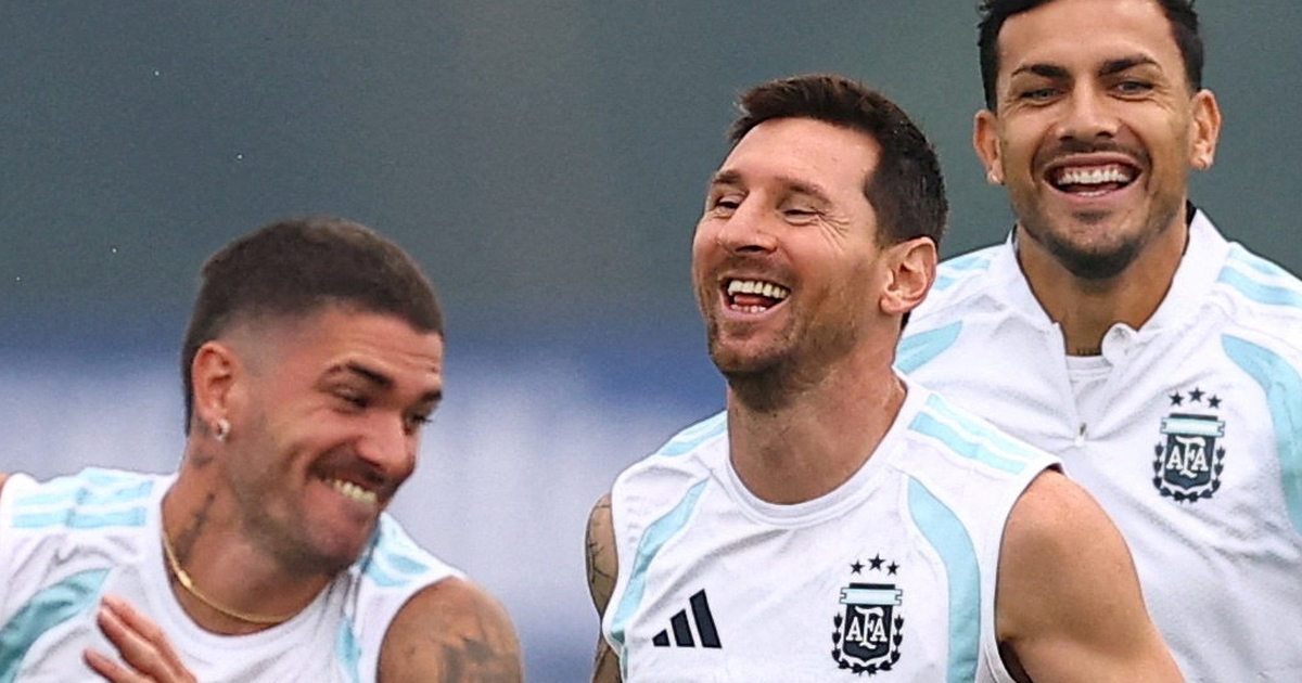 Messi tươi rói trở lại đội tuyển Argentina trước ngày chia tay
