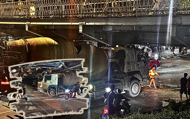Một xe trộn bê tông mắc kẹt dưới gầm cầu Long Biên sau cú va chạm trong đêm 17/7. Lực lượng CSGT nhanh chóng có mặt phân luồng, xử lý hiện trường.