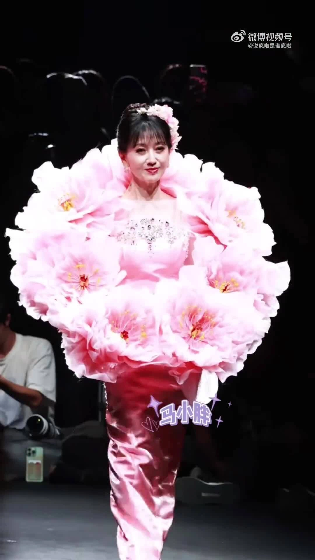 Triệu Nhã Chi catwalk