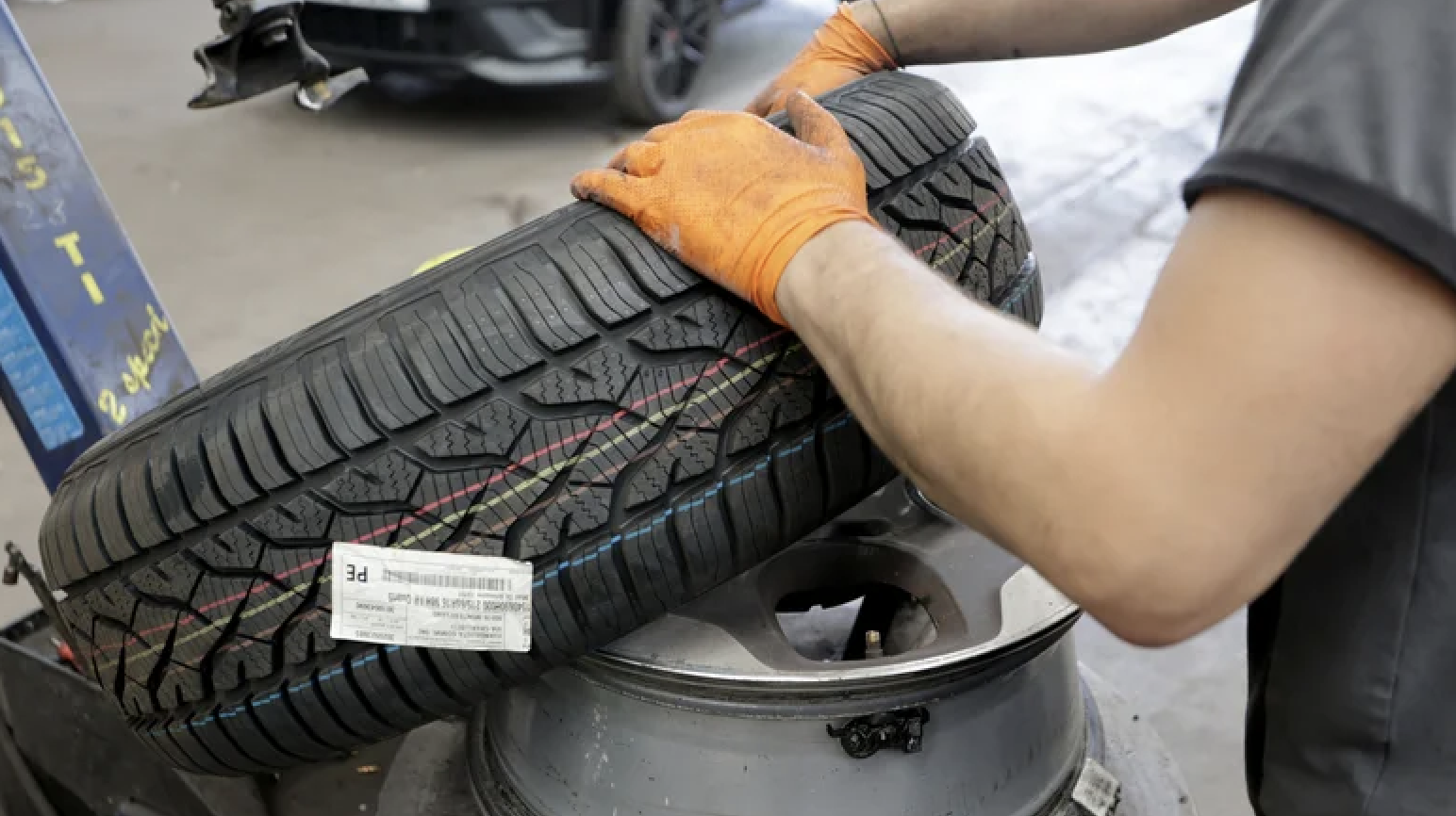 Những vạch màu trên mặt gai lốp giúp công nhân và thiết bị tự động nhận diện, phân loại sản phẩm thuận tiện hơn trong quá trình sản xuất