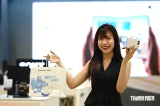 Nữ khách hàng sở hữu iPhone Duo tại Hà Nội trong ngày mở bán với giá niêm yết, còn ở thị trường thứ cấp, thiết bị được chào giá cao hơn tới 10 triệu đồng