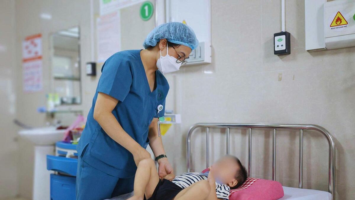 Bé 2 tuổi nhập viện cấp cứu sau khi ăn lá lộc mại chữa táo bón