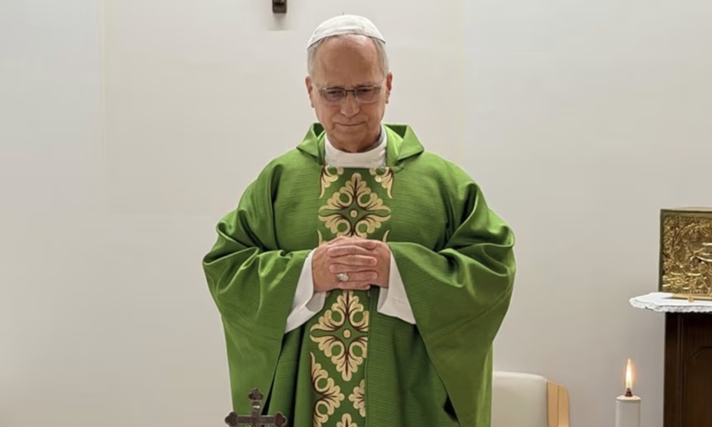 Giáo hoàng Leo XIV cử hành thánh lễ tại bệnh viện ở Rome ngày 16/10, trong bức ảnh đầu tiên do Vatican công bố kể từ khi ông phẫu thuật ung thư phổi. Ảnh: Văn phòng báo chí Vatican