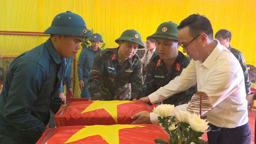 Hài cốt liệt sỹ được quy tập để làm lễ cầu siêu và an táng. Ảnh: Đỗ Trường