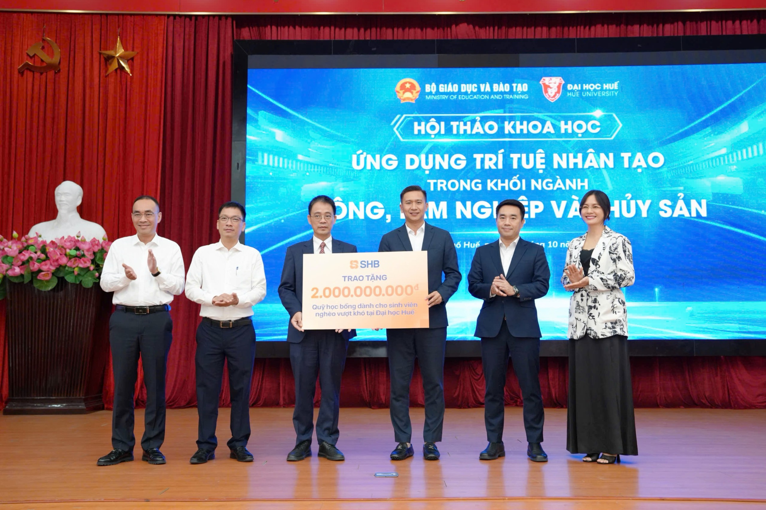 SHB trao 2 tỉ đồng cho Quỹ học bổng dành cho sinh viên có hoàn cảnh khó khăn, nỗ lực vươn lên tại Đại học Huế - Ảnh: CTV