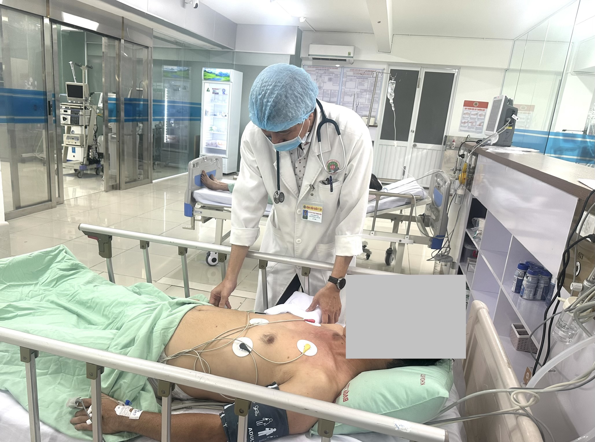 Bác sĩ chuyên khoa 2 Phan Thanh Hơn thăm khám cho bệnh nhân V.T.T