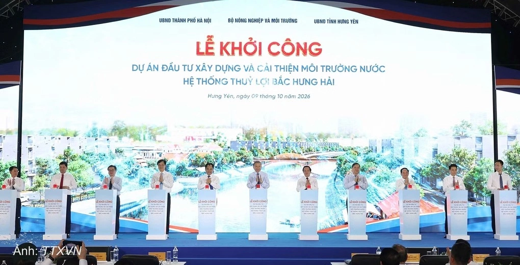 Tổng Bí thư, Chủ tịch nước Tô Lâm và đại biểu thực hiện nghi thức khởi công dự án nâng cấp, hiện đại hóa và cải thiện môi trường nước hệ thống thủy lợi Bắc Hưng Hải, chiều 9/10. Ảnh: TTXVN