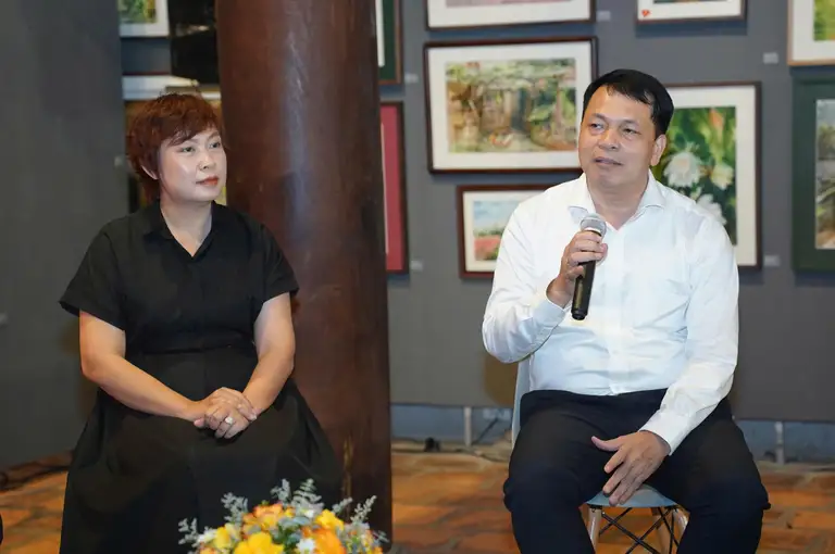 TS Lê Xuân Kiêu (phải) trả lời câu hỏi - Ảnh: ANH VŨ