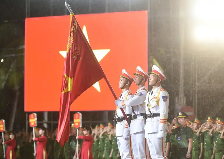 Nghi thức chào cờ trang nghiêm mở đầu lễ khai mạc Hội thao quân sự, võ thuật và thể thao Công an nhân dân năm 2026