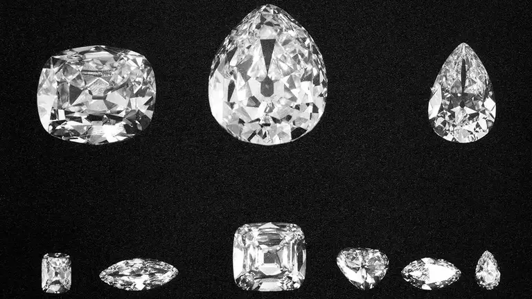 Chín viên kim cương Cullinan chính (I-IX) sau khi được xưởng cắt kim cương nổi tiếng Joseph Asscher & Co. chế tác từ viên kim cương thô - Ảnh: Public Domain