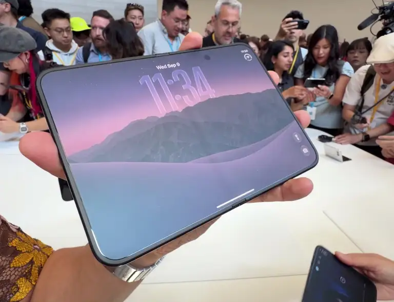 iPhone Duo khi mở phẳng. Apple cho biết bề mặt nano-texture giúp giảm phản chiếu và khiến nếp gấp giữa màn hình khó nhận thấy hơn. Ảnh: Notebookcheck.