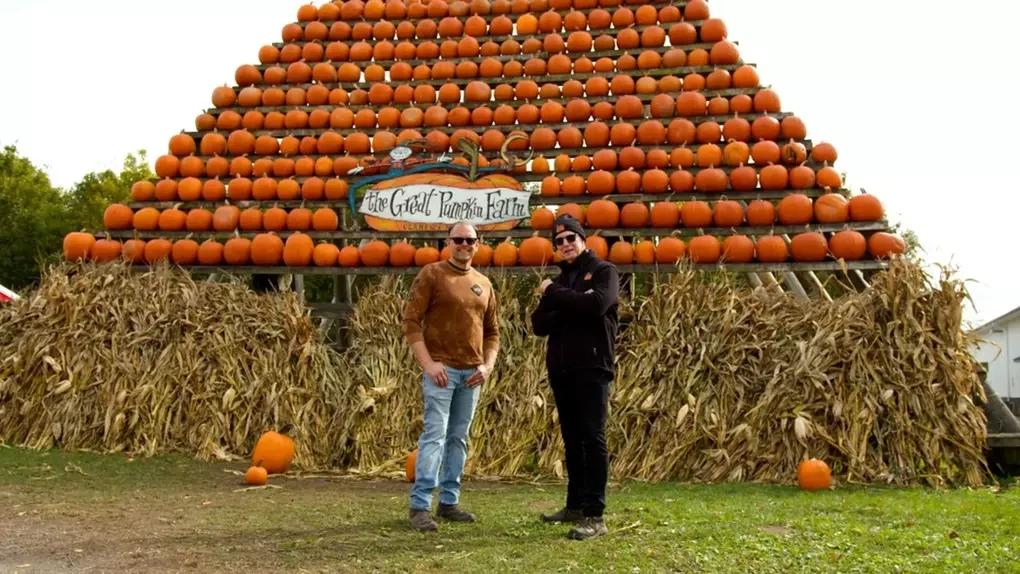 Hai cha con Kelly và Ben Schultz tại trang trại The Great Pumpkin Farm. Ảnh: CNBC