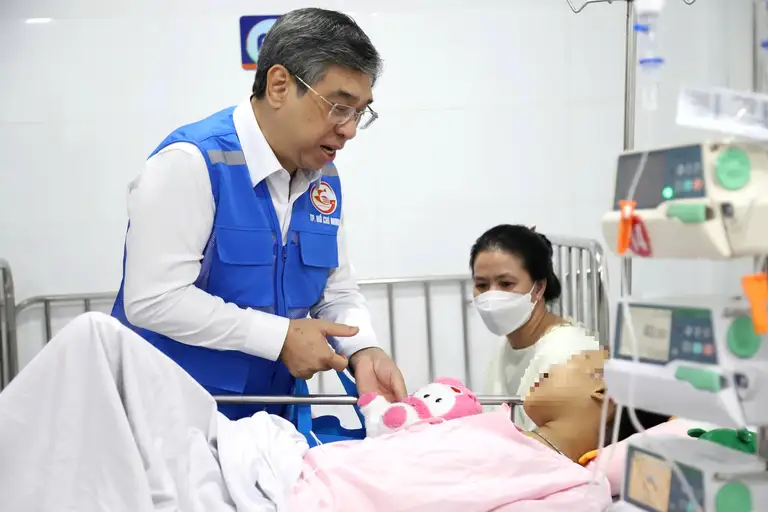 Phó bí thư Thành ủy TP.HCM Nguyễn Phước Lộc thăm hỏi, động viên và trao quà cho các bệnh nhi mắc bệnh hiểm nghèo tại Bệnh viện Nhi đồng 1 (TP.HCM) - Ảnh: THU HIẾN