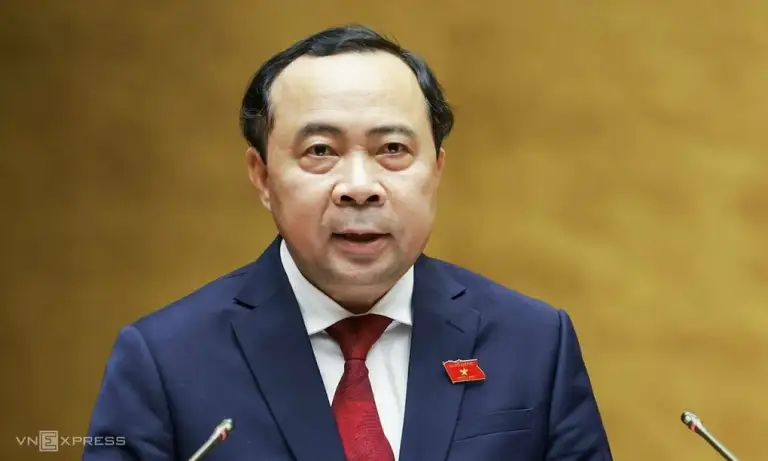 Bộ trưởng Khoa học và Công nghệ Vũ Hải Quân thừa ủy quyền Thủ tướng, trình Quốc hội dự án Luật Bưu chính sửa đổi. Ảnh: Hoàng Phong