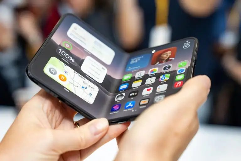 iPhone Duo biến góc gập thành một phần của trải nghiệm, trong khi iOS tự điều chỉnh nội dung theo tư thế của thiết bị.