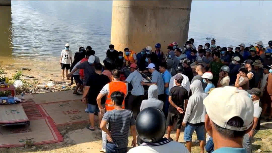 Thời điểm lực lượng chức năng và người dân tìm thấy thi thể anh Q.