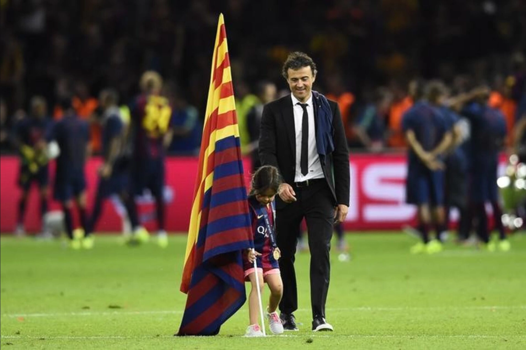 Luis Enrique và con gái đã khuất Xana, sau khi Barca đăng quang Champions League 2014-2015 trên sân Olympiastadion, Berlin, Đức ngày 6/6/2015. Ảnh: Reuters