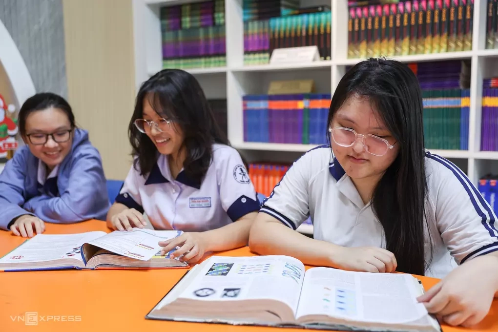 Học sinh đọc sách tại thư viện trường THPT chuyên Trần Đại Nghĩa, tháng 5/2026. Ảnh: Quỳnh Trần