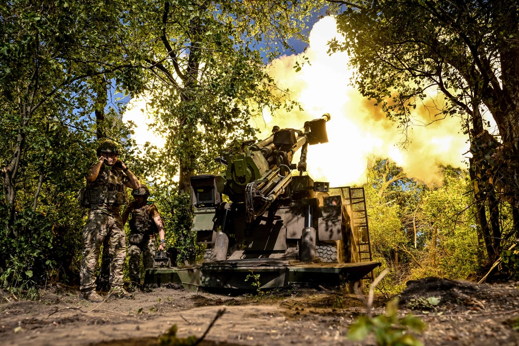Binh sĩ Ukraine khai hỏa lựu pháo tự hành CAESAR tại khu vực Oleksandrivka, tỉnh Dnipropetrovsk, hồi tháng 6. Ảnh: Reuters
