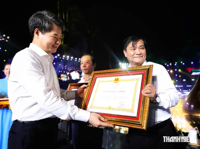 Ông Nguyễn Quang Đức, Phó bí thư Đảng ủy Mặt trận Tổ quốc và các đoàn thể Trung ương trao tặng Huân chương Lao động hạng ba của Chủ tịch nước cho nhà báo Nguyễn Ngọc Toàn, Tổng biên tập Báo Thanh Niên