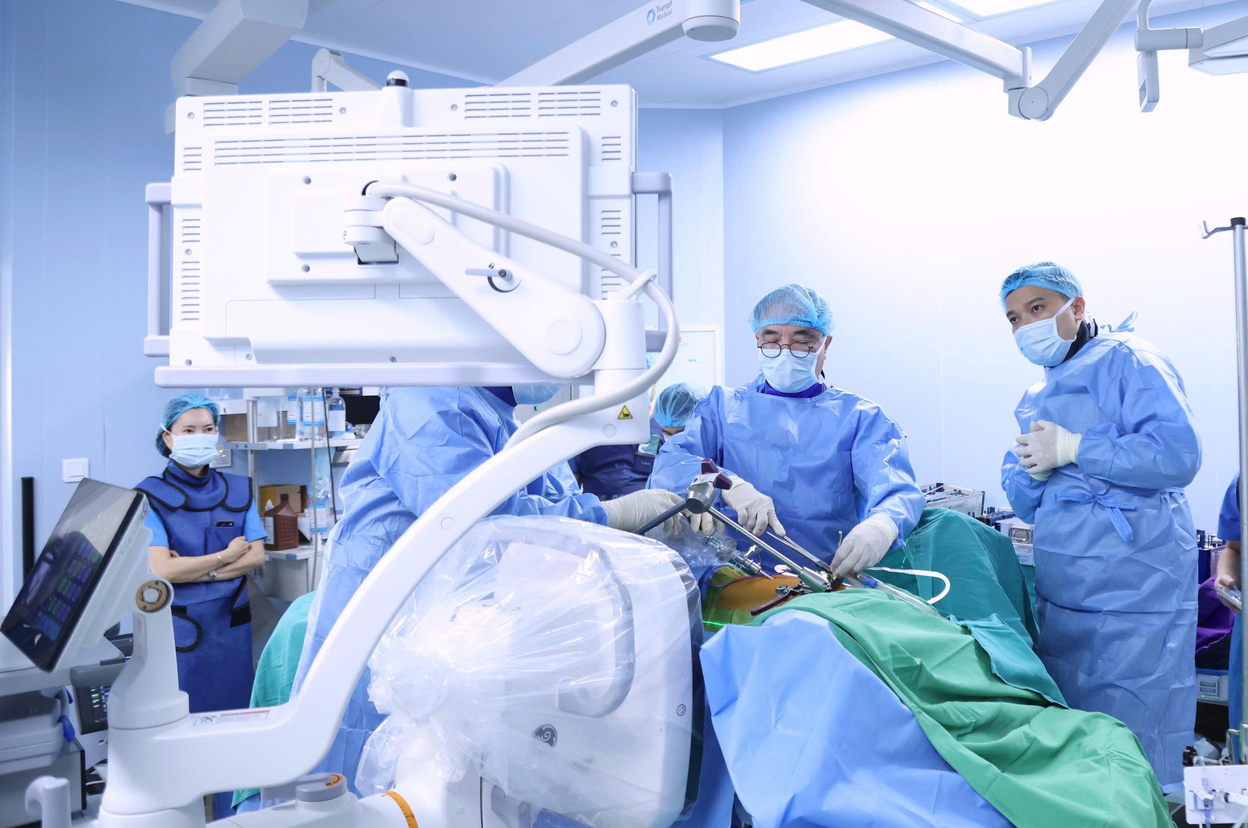 Các bác sĩ Bệnh viện Trung ương Quân đội 108 phẫu thuật cho bệnh nhi - Ảnh: BVCC