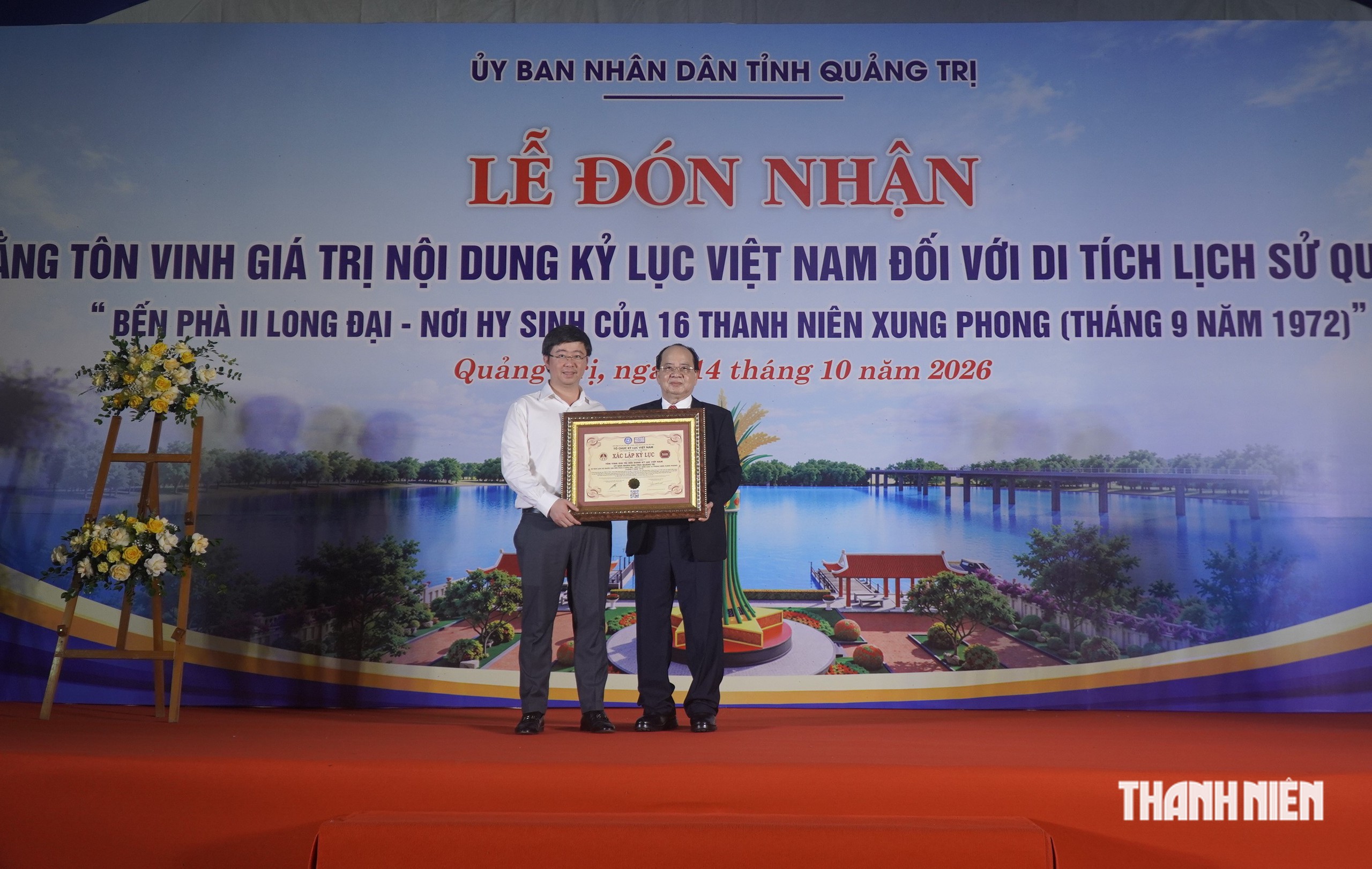 Giáo sư - viện sĩ Hoàng Quang Thuận trao bằng xác nhận kỷ lục cho ông Bùi Hoàng Phương, Chủ tịch UBND tỉnh Quảng Trị